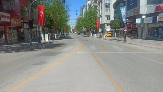 Sokağa çıkma kısıtlamasında caddeler boş