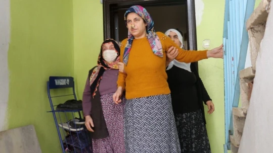 Sokak köpeklerinin saldırdığı kadın yaralandı