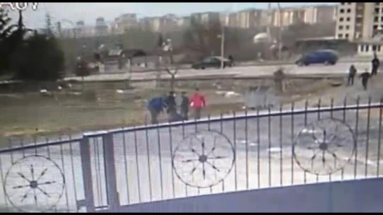 Sokak köpeklerinin saldırdığı kadın yaralandı