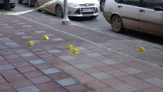 Sokak ortasında amcasına kurşun yağdırdı