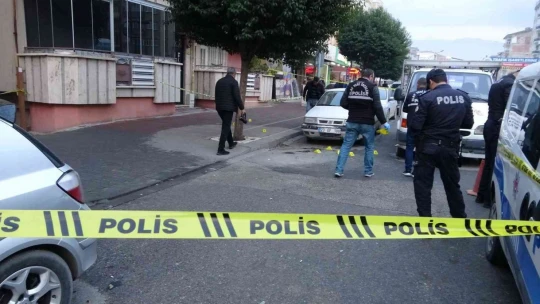 Sokak ortasında amcasına kurşun yağdırdı