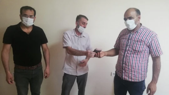 Sokakta bulduğu para dolu cüzdanı sahibine teslim etti