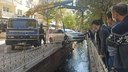 Araç su kanalına uçtu