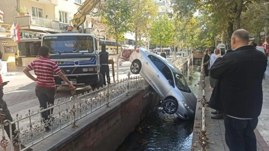 Araç su kanalına uçtu