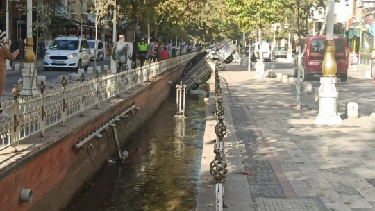 Araç su kanalına uçtu