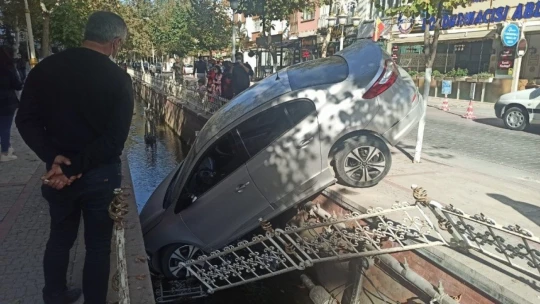 Araç su kanalına uçtu