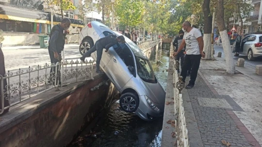 Araç su kanalına uçtu
