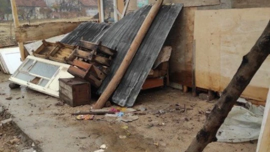 Suçların mesken olarak kullandığı iki metruk bina yıkıldı