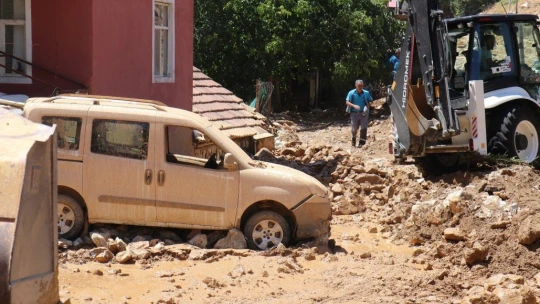 Sulama kanalı patladı, evler su altında kaldı