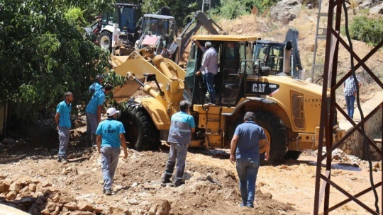 Sulama kanalı patladı, evler su altında kaldı