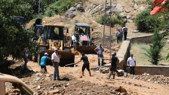 Sulama kanalı patladı, evler su altında kaldı
