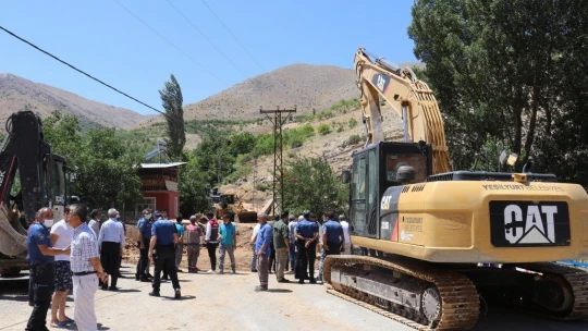 Sulama kanalı patladı, evler su altında kaldı