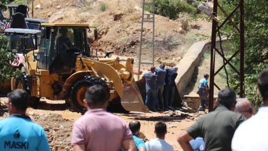 Sulama kanalı patladı, evler su altında kaldı
