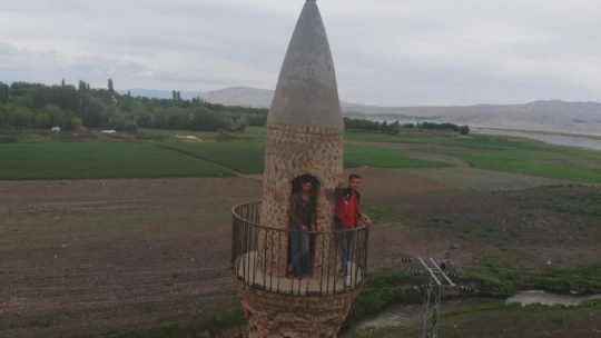 Sular altında kalan köyün 'yalnız minaresi'