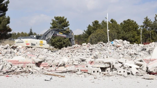 Sultansuyu Harası'nda depremde hasar gören binanın yıkımına başlandı