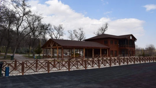 Sultansuyu Harası'nda depremde hasar gören binanın yıkımına başlandı