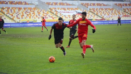 1 kırmızı... 1 puan... 0-0