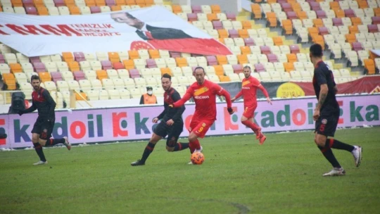 1 kırmızı... 1 puan... 0-0