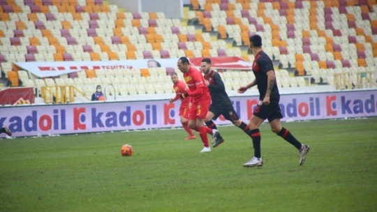 1 kırmızı... 1 puan... 0-0