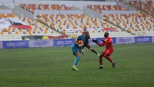 1 kırmızı... 1 puan... 0-0