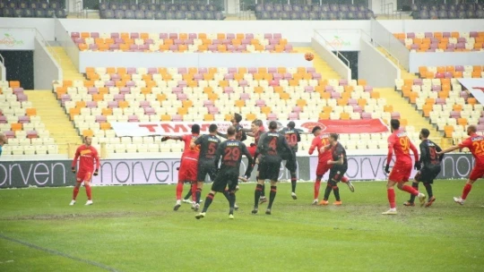 1 kırmızı... 1 puan... 0-0