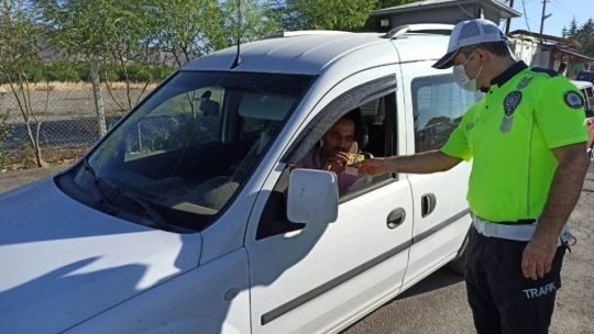 Sürücülere çikolatalı trafik ansiklopedisi dağıtıldı