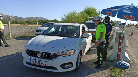 Sürücülere çikolatalı trafik ansiklopedisi dağıtıldı