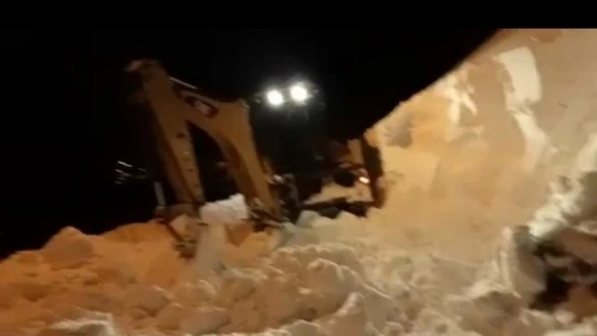 Araba 5 metre karın altından çıktı