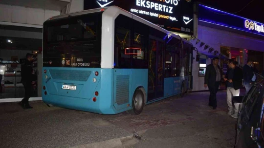 Sürücüsü kalp krizi geçiren otobüs oto bakım servisine daldı: 2 yaralı