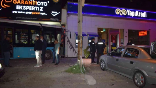 Sürücüsü kalp krizi geçiren otobüs oto bakım servisine daldı: 2 yaralı