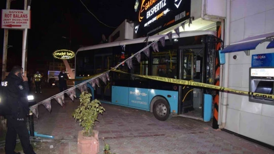Sürücüsü kalp krizi geçiren otobüs oto bakım servisine daldı: 2 yaralı