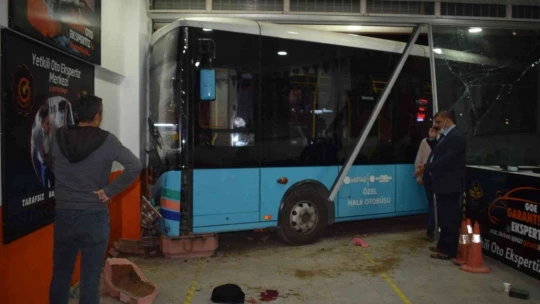 Sürücüsü kalp krizi geçiren otobüs oto bakım servisine daldı: 2 yaralı