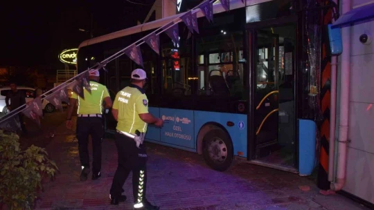 Sürücüsü kalp krizi geçiren otobüs oto bakım servisine daldı: 2 yaralı