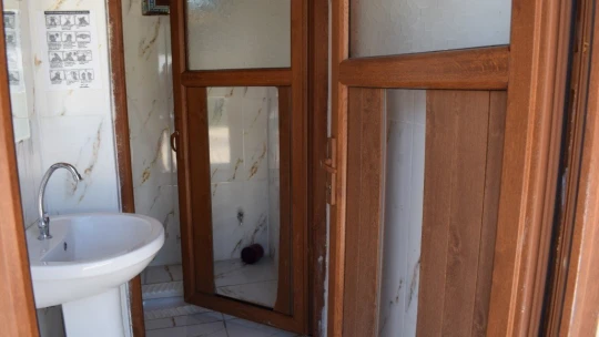 Taciz iddiasıyla dayak yedi, kaçarken 6 metre yüksekten düşerek ağır yaralandı