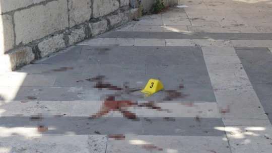 Taciz iddiasıyla dayak yedi, kaçarken 6 metre yüksekten düşerek ağır yaralandı