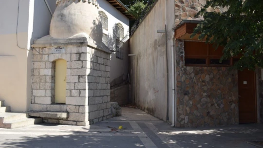 Taciz iddiasıyla dayak yedi, kaçarken 6 metre yüksekten düşerek ağır yaralandı