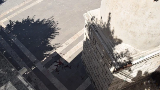 Taciz iddiasıyla dayak yedi, kaçarken 6 metre yüksekten düşerek ağır yaralandı