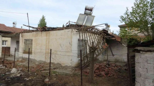 Tadilat yaparken çatı çöktü: 1 yaralı