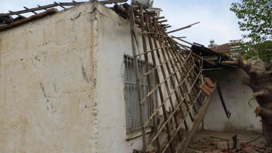 Tadilat yaparken çatı çöktü: 1 yaralı