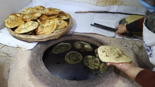 Tandır fırında pişirilen bilik ekmeği kadınların elinde yeniden hayat buldu