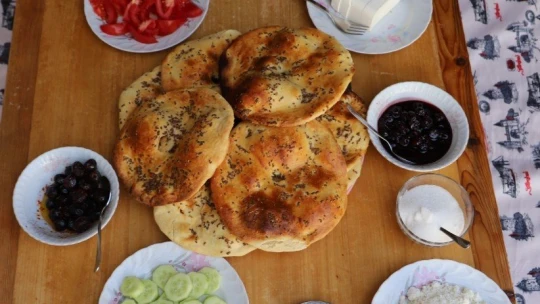 Tandır fırında pişirilen bilik ekmeği kadınların elinde yeniden hayat buldu