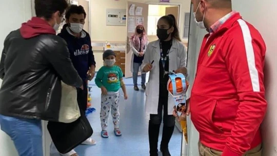 Taraftarlardan lösemili çocuklara moral