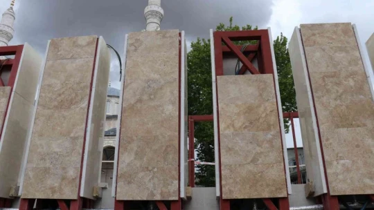 Tarihi cami avlusunda yapılan beton bloklar tartışma konusu oldu