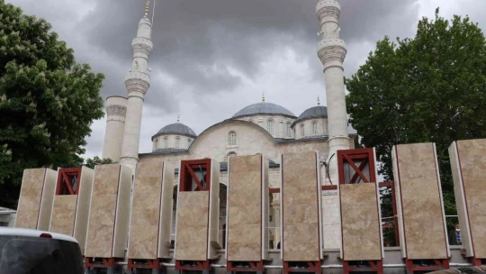Tarihi cami avlusunda yapılan beton bloklar tartışma konusu oldu
