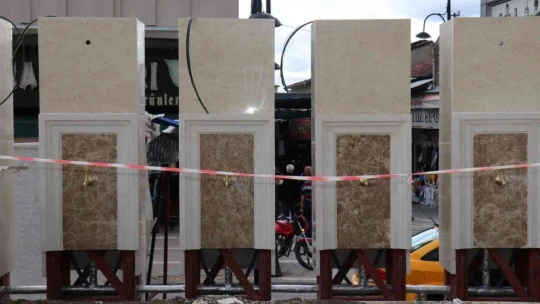 Tarihi cami avlusunda yapılan beton bloklar tartışma konusu oldu