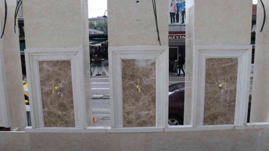 Tarihi cami avlusunda yapılan beton bloklar tartışma konusu oldu