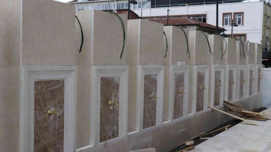 Tarihi cami avlusunda yapılan beton bloklar tartışma konusu oldu