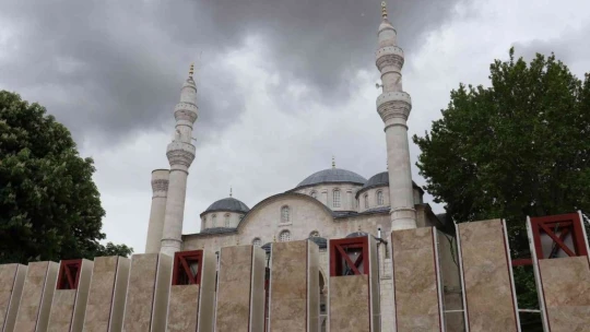 Tarihi cami avlusunda yapılan beton bloklar kaldırıldı