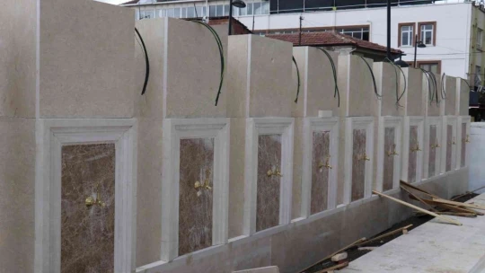 Tarihi cami avlusunda yapılan beton bloklar kaldırıldı