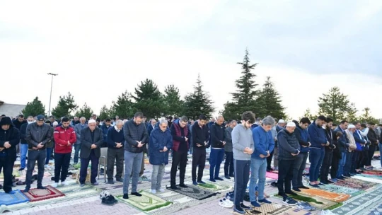 Tarihi namazgah alanı bayram namazında doldu taştı